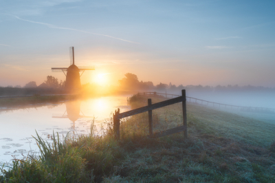 Vroeg in de ochtend met een dikke mist, foto is gemaakt op een statief en photo stacking techniek door 2 foto's te gebruiken voor maximale scherpte van voor tot achter. Bewerking is gedaan in PS door de lagen te combineren en daarna in LR voor de belichtingsbewerkingen.