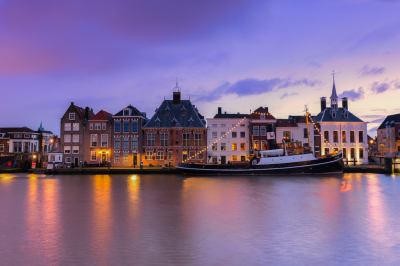 Vroege in de ochtend tijdens het blauwe uurtje, op een statief wat ik 80% van de keren doe. Hier is een filter systeem gebruikt van Benro soft grad 2 stops, hard grad 3 stops. Enkele RAW foto is gemaakt door een sluiter tijd van 6 sec, ISO 400, f/7.1 op 28mm. Compositie is 1/3 van onder en de rest op de huizen en lucht behouden die meer interessanter zijn dan de voorgrond.