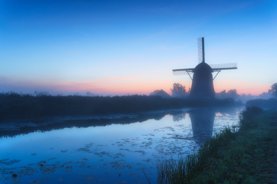 Foto is gemaakt vanaf een statief met een Benro 2 stops soft grad filter. Gewacht op het blauwe uurtje die ochtend, met de app photopills bekeken waar de zon zou opkomen bij de molen.
