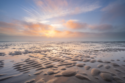 Zeer laag standpunt op een statief, met een filter 2 stops soft grad en een 3 stops center hard grad. Er zijn twee foto's gemaakt voor photo stacking. Camera Sony A7 III en een Tamron 17-28mm Di DXI III f/2.8