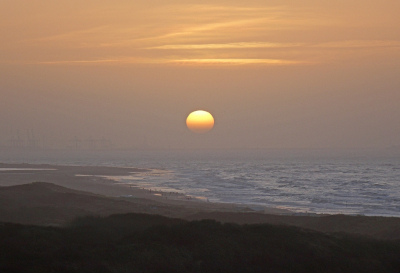 Op de Vulkaan (hoogste duin va Den Haag) om de volle maan te zien. 180 graden gedraaid was er de zonsondergang