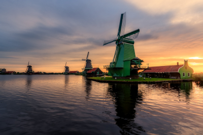 Foto is gemaakt op een statief en bestaat uit 2 foto's om een overal scherpte te krijgen. Een soft grad 2 stops Benro filter is toegepast om de licht in de lucht te verzachten.