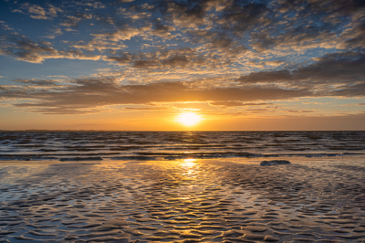Rockanje strand tijdens een mooie zonsondergang, foto is gemaakt middels een Bracketing van drie foto's met 2 stops onder en 2 stops overbelichte foto te maken.