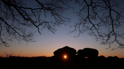 Het was vandaag een prachtige dag, die ook schitterend eindigde. We hebben heerlijk gefotografeerd bij het hunebed bij Loon, genspireerd door de aanvulling Beste Fotolocaties van Pixfactory. 
Ik heb geprobeerd de zon tussen de hunebed door te vangen, dat gaf het mooiste effect. (Ik snap het ook als deze foto hier niet thuis zou horen, de vraag blijft waar de grens ligt wat nog een landschap is en wat niet meer.)