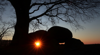 Afgelopen week hebben we veel opgezocht over de zonsopgang en zonsondergang bij de hunebedden. Eerder plaatste ik een foto van een hunebed bij Loon, deze bij Bronneger ligt ook vrij voor de zonsondergang. Lastig om de juiste plekken te vinden en dan nog hopen dat de zon nog schijnt. Gelukkig hadden we een fantastisch zonnige week en lukte het ook bij Bronneger om mooie foto's te maken. Dit hunebed ligt prachtig, met een aantal bomen er om heen. 
Het gaat zeker niet allemaal soepel om dit voor elkaar te krijgen. Zo hebben we op een middag een ander hunebed bezocht om te kijken of hij wel echt goed lag t.o.v. de zon en of er niet teveel bomen in de weg stonden. Tja, toen kwamen we ook nog vast te zitten met de auto (we waren gewoon op de aangewezen route voor auto's, maar dat werd te slecht en dus namen we een klein stukje over een akker.....). Gelukkig was er een boer uit de buurt die ons eruit gesleept heeft. Kortom, het verloopt niet altijd soepel in de voorbereidingen en het erge was dat het hunebed ook nog eens niet goed lag!