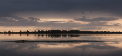 Een ochtend die in eerste instantie niet een enorm mooie zou worden, werd echt schitterend. Ik vond de sfeer en de rust die er hing prachtig, met de opkomende zon en de wolken die eigenlijk de zon wilden tegen houden.
(Overigens zie je, achter het eilandje, kemphanen staan.)