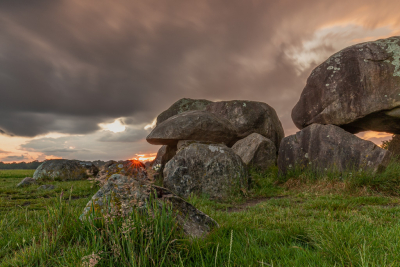Aan het eind van een dag met stevige buien bij zonsondergang vanuit een lage positie hunebed D15 gefotografeerd