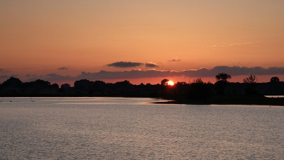 Mooie avond met hoge verwachtingen die gedeeltelijk mislukt is door de enorme aanwezigheid van muggenwolken. Uiteindelijk nog net op tijd een andere plek gevonden en nog een paar foto's kunnen maken waarbij ik geen honderden vlekjes moet wegklonen.