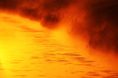 Vanochtend net voor half zes was er een mooie zonsopgang maar ik was eigenlijk voor het mooiste licht net weer te laat.  Foto is genomen vanaf een brug in de richting waar de zon opkwam.  Geen crop. Dit is de volledige foto.