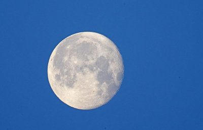Een paar dagen geleden deze foto gemaakt in de ochtend rond een uur of zes. De maan zou je het fundament van de aarde kunnen noemen.