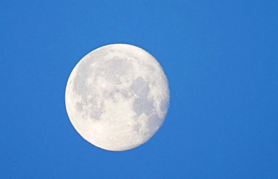 Rond zes uur in de ochtend zag ik de maan staan.  Twee sensorvlekken wegehaald.