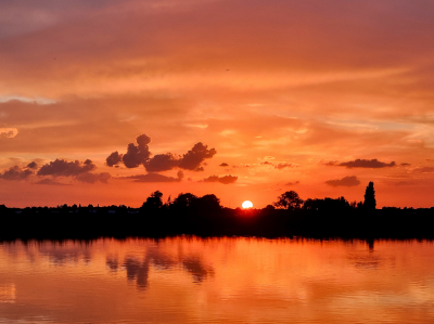 "Avondrood, mooi weer aan boord" zegt het spreekwoord. In dit geval deels waar, want de dag die eraan vooraf ging was een mooie zonnige dag. De dag erna helaas niet, want dan is er regen voorspeld. 
Hier een zonsondergang bij de Rottemeren met een avondrode kleur in de foto. Deze foto is gemaakt met mijn smartphone. Qua bewerking niet veel mee gedaan, behalve dan het oranje wat teruggebracht. Smartphones hebben toch al gauw de neiging kleuren sterk te verzadigen, want dat komt beter over op een klein smartphone scherm. Maar voor een neutrale weergave op de computer is dat niet handig.