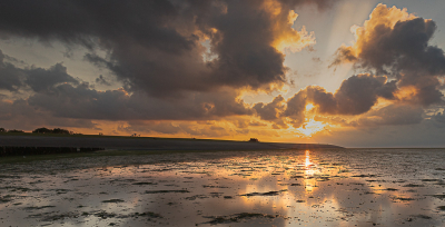 Opkomend tij, ondergaande zon en een naar het noorden draaiende wind. Daardoor kwam er van zee een dicht wolkendek. Een paar tellen later was de zon verdwenen.