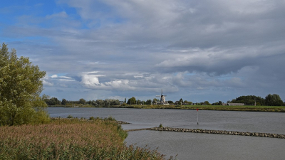 <i class='fa fa-user'></i>&nbsp;kooyammers&nbsp;|  De Lek vanaf Opperduit&nbsp; <i class='fa fa-eye'>&nbsp;70</i> &nbsp;<i class='fa fa-thumbs-up'>&nbsp;2</i> &nbsp; <i class='fa fa-comment-o'>&nbsp;3</i>