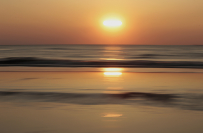 De zonsondergang in Zandvoort, iedere avond weer anders. Ditmaal de sluitertijd op 1/25ste en licht van links naar rechts bewogen.