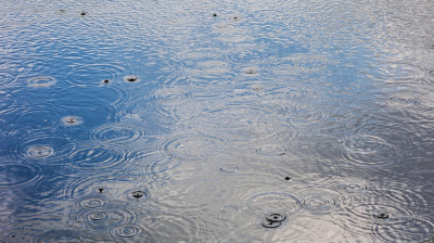 foto geplukt van nederpix (zonder toestemming, foei)
contrast en verzadiging flink omhoog
flink lokaal contrast (helderheid in Lightroom?)
helderheid en hoge lichten gedimd.
16-9 gesneden zodat de abstracte pyramide in beeld komt.