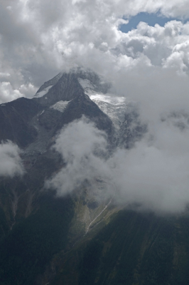 Tijdens een korte opklaring verscheen de 3934 meter hoge Bietschhorn tussen de wolken boven het Loetschental.