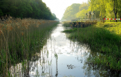 in d vroege ochtend wzen wandelen langs dit fraaie kanaal tussen Almelo en 
 Nordhorn Duitsland