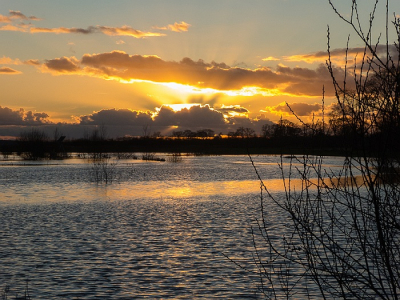 Het beekdal van het Groote Diep was na de regenval volledig onder water gestroomd. Mooie locatie om deze prachtige zonsondergang te fotograferen.