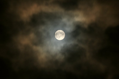 De Maan schijnt door de wolken. In de wolken bevinden zich ijskristallen zodat er een regenboog is te zien om de Maan.
Hier lijken de wolken wel op de restanten van een nova (planetaire nevel).

Canon 20D, 100-400L@200, Manfrotto statief, mirror lock up, 2 seconde timer, volledige foto