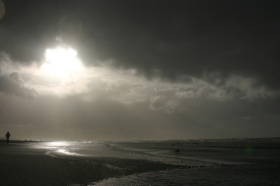 Een foto gemaakt op het Katwijkse strand. Het was eind van de middag en de dreigende luchten bezorgden heel wat regen. Met het zonnetje wat weerkaatst op de zee ben ik erg tevreden.