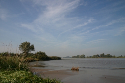 Deze foto is gemaakt in Langerak. Je ziet de Lek, hoe het dorpje op de achtergrond heet weet ik niet. Ik ben niet zo bekend in deze regio. Ik hou zelf van landschapsfoto's waar de lucht een belangrijke rol in speelt. Ik ben benieuwd wat jullie ervan vinden. Alle tips of commentaar zijn welkom.