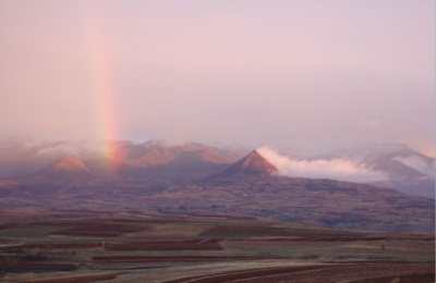 Tijdens een ochtendwandeling zagen we deze regenboog. Ergens regent het en toch schijnt de zon. Achter op de bergen ligt de eeuwige sneeuw.