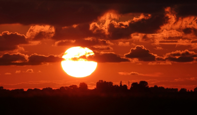 De zon ging nog onder boven de Grevelingen en ik stond aan de buitenzijde van de dam. Door de camera goed hoog boven mijn hoofd te houden kon ik nog net de zon vangen.