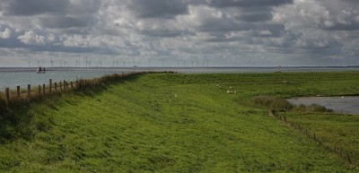 Mooie wolkenluchten boven de Oosterschelde. Rechts, in de diepte het begin van de Flaauwersinlaag.