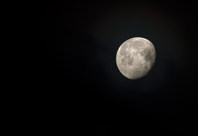 Vanmorgen liet de Maan zich al eens tussen de wolken zien. Ik hoopte stiekem op een vliegtuig wat in beeld kwam, maar helaas. 

Bleef niet veel qua kb over na verkleinen tot 1024px, maar wilde hem toch laten zien.

Uit de hand genomen.