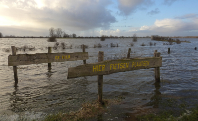<i class='fa fa-user'></i>&nbsp;sieb&nbsp;|  IJssel, hoog water&nbsp; <i class='fa fa-eye'>&nbsp;150</i> &nbsp;<i class='fa fa-thumbs-up'>&nbsp;1</i> &nbsp; <i class='fa fa-comment-o'>&nbsp;9</i>