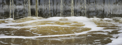 Genspireerd op de foto van sieb kwam ik op het idee een oude foto van mij op te zoeken van eveneens een sluisje. Het waterval effect vond ik opvallend mooi, maar behalve er een leuke bewerking van te maken voor me zelf  heb ik daar verder nooit iets mee gedaan. Maar nu  heb ik de foto nog eens bekeken en heb ik een heel andere uitsnede gemaakt. Met  dit effect. (bedankt sieb voor de inspiratie)