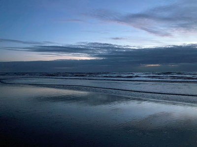 <i class='fa fa-user'></i> Tineke Strijbosch |  Het blauwe uurtje aan zee  <i class='fa fa-eye'> 21</i>   <i class='fa fa-comment-o'> 1</i>