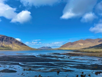 Tijdens een heerlijke vakantie in IJsland kwamen vele fraaie landschappen voorbij. Hier vind ik het zwart in de voorgrond een mooi lijnen spel vromen met met de weerspiegeling van de blauwe lucht in het water.