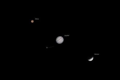 Er zijn in de vroege avond heel wat planeten aan de hemel te zien. Mercurius en Saturnus staan erg laag en ook de gasreuzen Uranus en Neptunus zijn met het blote oog niet te zien. Een maandje terug heb ik een poging gewaagd om de planeten Venus, Jupiter en Mars vast te leggen doormiddel van zogenaamd Lucky imaging; een selectie van frames uit een kort filmpje stacken en verscherpen.