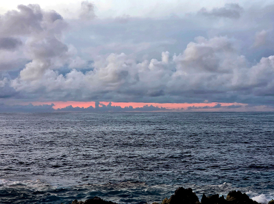 De Atlantische oceaan bij zonsondergang !
De zee is weer kalm en je kunt er overdag in zwemmen en met de juiste apparatuur ook snorkelen en duiken.