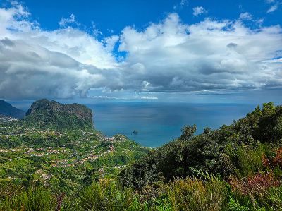 een laatste foto van Madeira met nog een blik op de oceaan
vanuit de huizen in de bergen is er vrijwel altijd zicht op de oceaan. Voor volgende foto's moet ik in mijn enorme archief kijken. volgende reis Portugal binnenland.