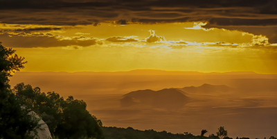 Voor de kenners van dit gebied > de camera-positie de Olmoti Crater (noord-oostelijk van de Ngorongoro) een opname richting de Serengeti. De heuvel in het midden op ongeveer 30 Km is de Olduwai Gorge de heuvels in de verte op ongeveer 100 Km richting Dunia