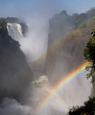 Op deze plek lukte het de waterval en de kloof in beeld te brengen en dan als bonus een dubbele regenboog. Drie blikvangers is te veel van het goede, te onrustig? Maar het is wel de werkelijkheid. Je komt hier ogen te kort. Een geweldig spektakel.