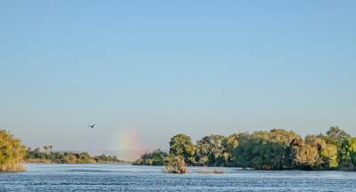 De gekleurde vlek aan de horizon komt door het opspattende water van de waterval. Dicht bij de waterval ook mooie opnames van de waterval met daarboven een blauwe lucht met witte wolken. In werkelijkheid was het de hele dag een wolkeloze hemel.