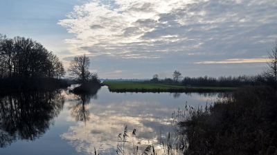 <i class='fa fa-user'></i>&nbsp;kooyammers&nbsp;|  Molensloot naar Hoekse Sluis&nbsp; <i class='fa fa-eye'>&nbsp;40</i> &nbsp;<i class='fa fa-thumbs-up'>&nbsp;1</i> &nbsp; <i class='fa fa-comment-o'>&nbsp;1</i>