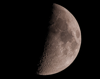 Gisteravond stond de maan mooi helder en besloot ik met de cropcamera + 1.4 converter voor wat extra mm's te gaan, 1260 in totaal.

Dit keer wel statief gebruik i.c.m. manuele focus. Timer op 2 seconden omdat mijn afstandsbediening niet meer werkt (nieuwe onderweg).

Ben best wel te spreken over het resultaat.