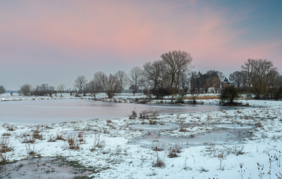 <i class='fa fa-user'></i>&nbsp;Pieter  LJ&nbsp;|  Landschap slot Loevestein&nbsp; <i class='fa fa-eye'>&nbsp;20</i> &nbsp;<i class='fa fa-thumbs-up'>&nbsp;1</i> &nbsp; <i class='fa fa-comment-o'>&nbsp;2</i>