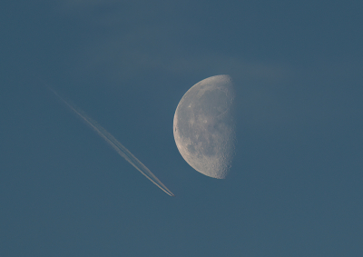 Telkens als ik op pad ga en de Maan staat mooi en helder aan de hemel, dan hou ik deze goed in de gaten.

En dat voor 2 redenen. Ten eerste vind ik het een fascinerend object en ten tweede hoop ik altijd dat er een vliegtuig voor de Maan kruist. Tot nu toe 2 keer gelukt in 14 jaar tijd.

Afgelopen zondagochtend stond hij mooi aan de hemel en nadat ik ons mooie heuvellandschap had vastgelegd zag ik een kleiner vliegtuig richting de Maan vliegen die al aardig aan het zakken was richting zuidwesten. 

Zou het dan ... ???

Helaas passeerde het vliegtuigje net onder de Maan, maar hoe dan ook leverde het wel een leuk plaatje op.