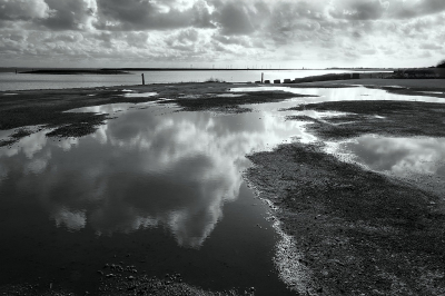 Mooie wolkenluchten vandaag dus lekker weer om er even op uit te gaan. Het parkeerterrein bij de Schelphoek zit vol met kuilen die allemaal volgeregend waren.