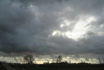 dreigende wolkenlucht met doorbrekende zon (2)