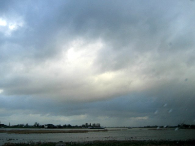 Uitzicht over de lek op een dag met regen en wind, n van de vele. met af en toe zon die even door de wolken door breekt waardoor het licht tegen de wolken weerkaatst.
Zon in de rug.