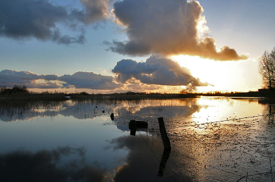 Zonsondergang boven de (ondergelopen uiterwaarden) IJssel bij Zwolle.
canon eos 350d, lens 17-70mm sigma