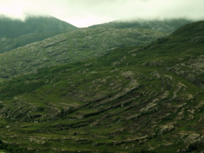 De aanloop naar adrigole mountain, gekenmerkt door deze draaing in de steenformatie.