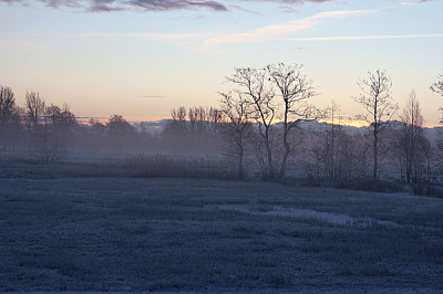 Deze ochtend genomen in het miedenlanschap in friesland de zon achter de wolken verstopt, en laag hangende mist over de sneeuw (klein beetje dan)